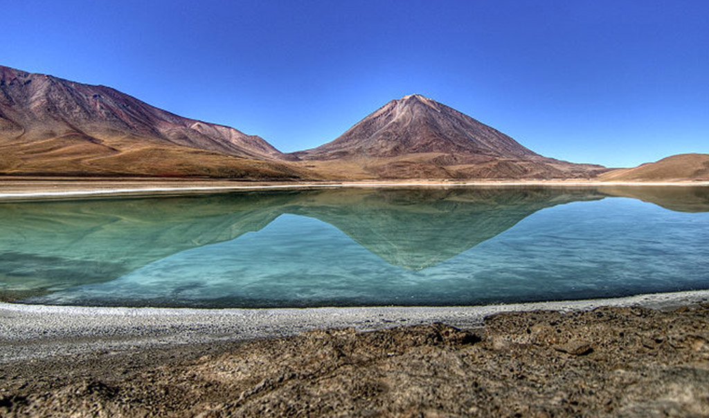 B01-BOLIVIA800px-Laguna_Verde_en_Bolivia