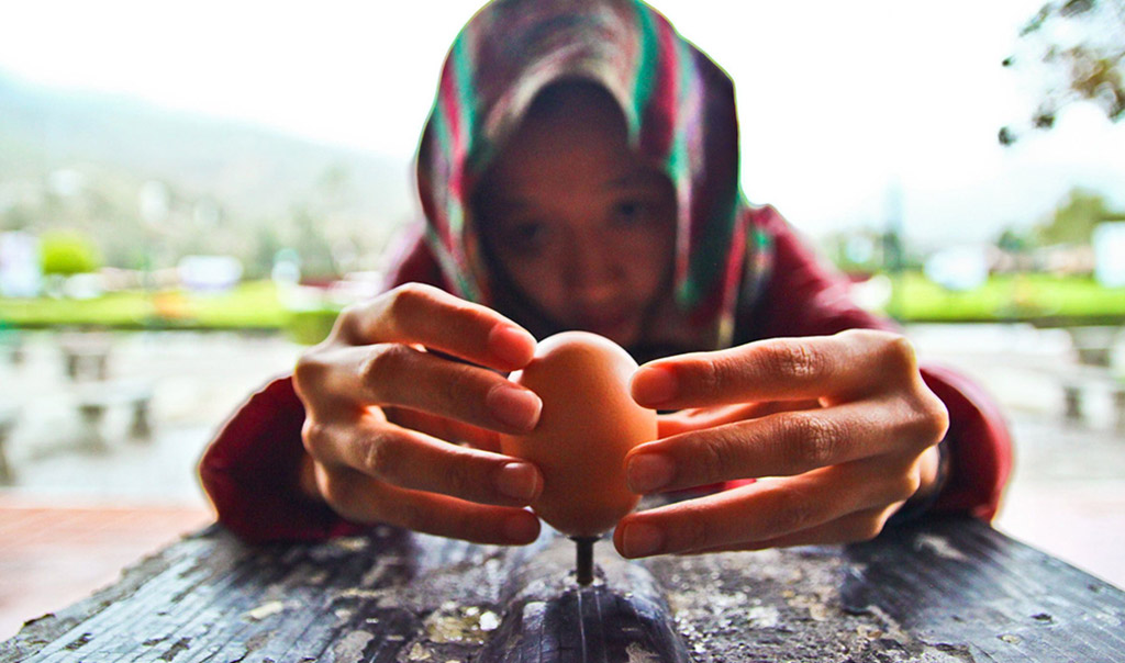 ECUADOR03Mitad-del-Mundo-Ecuador-Egg-Balance-over-a-nail-1