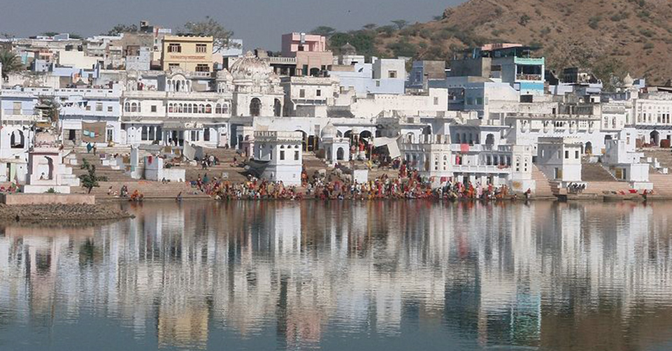 800px-Bathing_Ghats_on_Pushkar_Lake_Rajasthan