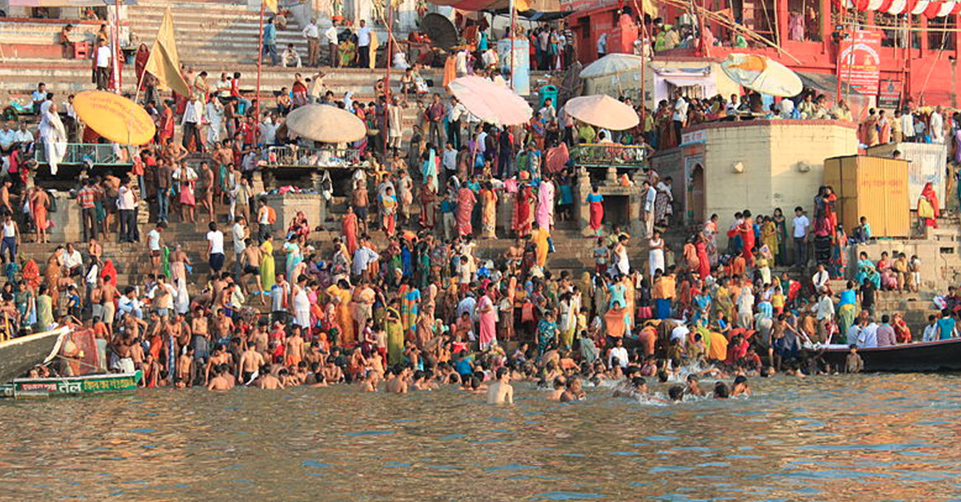 800px-Fieles_en_Varanassi._Ciudad_Sagrada._Rio_Ganges